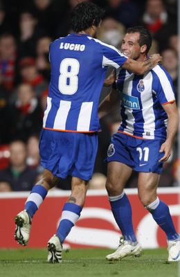 Hráči Porta Lucho a Mariano oslavují vyrovnání druhého jmenovaného.