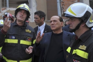 Italský premiér Berlusconi na místě zasaženém zemětřesením.
