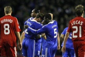 Fotbalisté Chelsea (v modrých dresech) se radují z branky.
