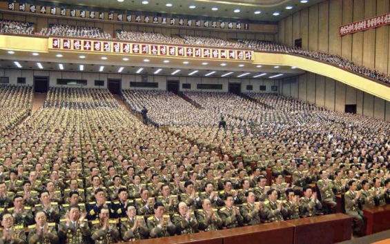 Stranický konvent tleská Kim Čong-ilovi (8. dubna 09).
