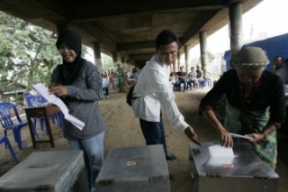 Volební místo pod mostem v Jakartě.