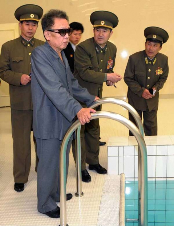 Kim testuje kvalitu vody v univerzitním bazénu v Pchjongjangu.