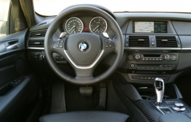 Interiér BMW X6 pochází ze „sourozence“ X5, liší se jen volantem a čalouněním. Nevadí; vypadá kvalitně a je perfektně zpracován.