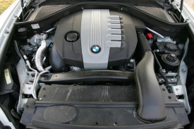 Vynikající šestiválcový diesel přeplňovaný dvěma turbodmychadly dává X6 dost síly při akceptovatelné spotřebě.