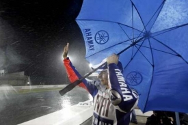 Závodníci se na trať mohli dívat leda zpod deštníku.