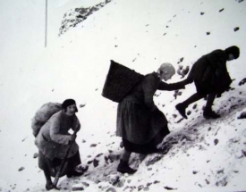 Ženy horníků na uhlených haldách.