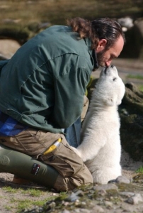 Knut ještě jako mládě se svým ošetřovatelem.