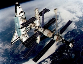 Orbitální stanice Mir (na obr.) předcházela dnešní ISS.