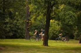 Teplé počasí láká k výletům na kole (ilustrační foto).