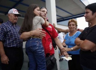 Opět spolu. Příbuzní se vítají na mezinárodním letišti v Havaně.