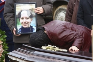 Pohřeb zavražděné novinářky Baburové.