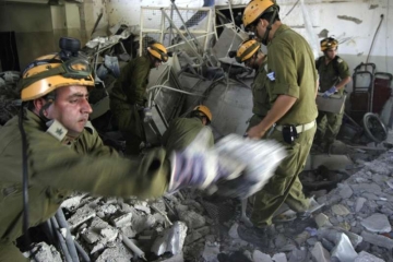 Izraelští záchranáři po útoku na hotel Hilton na Sinaji, říjen 08.