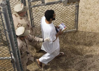Vězeň na Guantánamu je předváděn k výslechu.