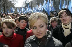 Fanynky Janukoviče napodobují účes Timošenkové.