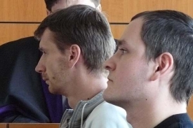 Erik Sedláček (vpravo) a Libor Budík v soudní síni.