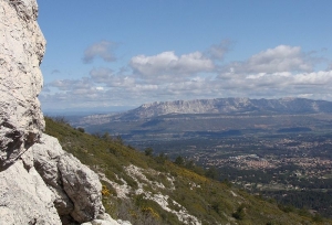 Výhled na kraj kolem hory St Victoire.