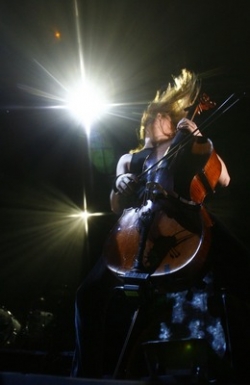 Eicca Toppinen a violoncello.