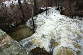Na řadě míst na Plzeňsku mají na řekách třetí povodňový stupeň.