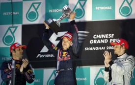 Sebastian Vettel na stupni vítězů.