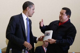 Chávez dává Obamovi knihu Las Venas Abiertas de America Latina.