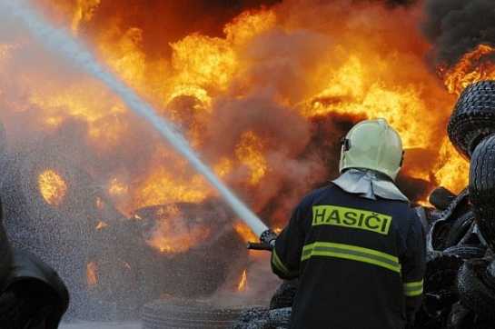 Hasiči u Vřesové bojují s hořícím skladem pneumatik.