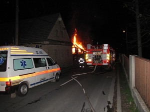 Noční zásah hasičů u zapáleného domu.