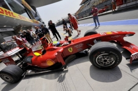 Ferrari se letos zatím potýká s problémy.