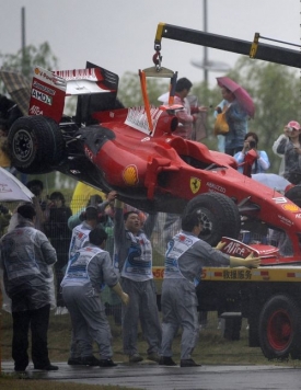 Vůz Felipeho Massy v Číně do cíle nedojel.
