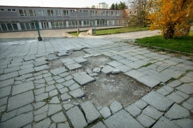 Původní vstup do školy se nesmí používat kvůli rozbité dlažbě.