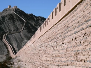 V čínštině Dlouhá zeď, ve světě známá jako Velká čínská...