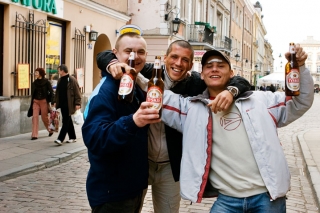 Dobrá nálada s lahvinkou piva na starém městě ve Varšavě.