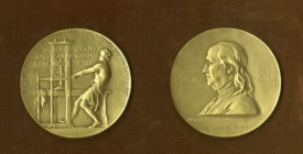 Pulitzerova cena: pozlacená medaile a odměna 200 tisíc korun.