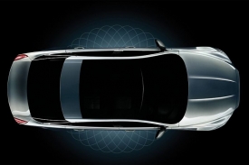 Nový Jaguar XJ se zatím ukazuje pouze z ptačí perspektivy.