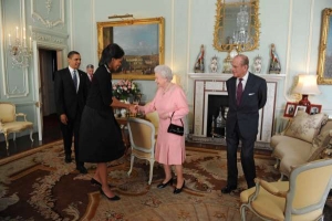 Mávla rukou nad protokolem. Alžběta a prezident USA s chotí.