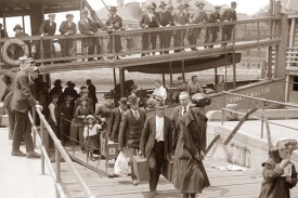 Emigranti přijíždějící na Ellis Island (ilustrační foto).