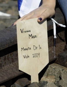 Mladí židé umísťují plakety se svým jménem na památku Pochodu živých.