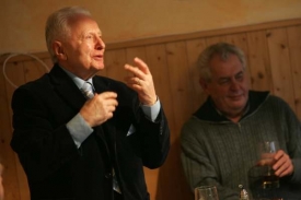 Miroslav Grégr (na snímku s Milošem Zemanem) vystoupil z ČSSD.