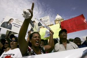 Stoupenci Manuela Rosalese demonstrují v Maracaibu.
