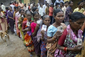 Indické ženy jdou k volbám.