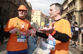 Robert Záruba (vlevo) a Ivan Trojan na Pražském půlmaratonu.