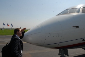 Ministr Bursík obhlíží po nouzovém přistání prasklé čelní sklo.