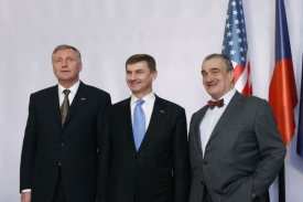 Estonský premiér Andrus Ansip (uprostřed).
