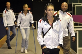 Zraněná Petra Kvitová (druhá zleva) zůstala ve fedcupovém týmu.