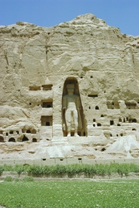 Obří socha Buddhy ještě v plné kráse. Taliban se o ni postaral.