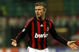 David Beckham v dresu AC Milán. Který dres oblékne v létě?