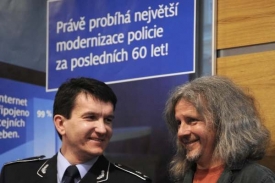 Policejní prezident Oldřich Martinů a režisér šotu F. A. Brabec.