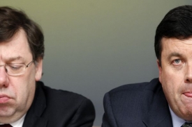 Irský premiér Brian Cowen (vlevo) a ministr financí Brian Lenihan.