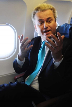Wilders v letadle do Británie.