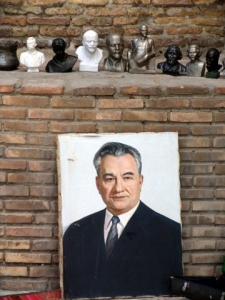 Uzbecký panteon Leninů, Stalinů a uprostřed... Karimov.