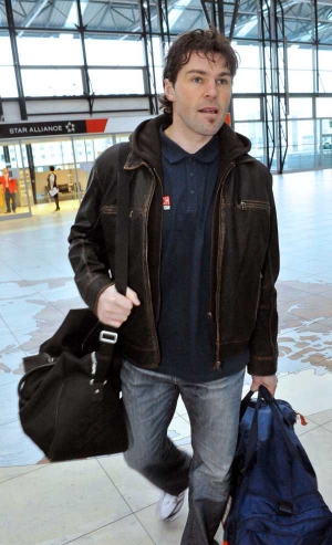 Jaromír Jágr na ruzyňském letišti před cestou do Švýcarska.